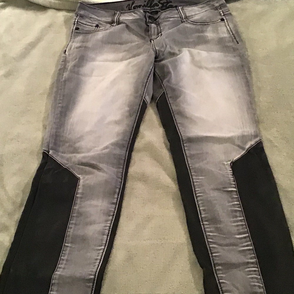 Vanilla Star with leather-like panels.Size junior 11.